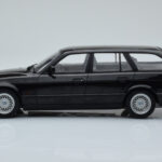 BMW 540i E34 Touring Svart Metallic MCG 1:18 - image 3 of 6