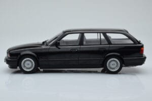 BMW 540i E34 Touring Svart Metallic MCG 1:18 MCG18329 Metall — bild 3 av 6