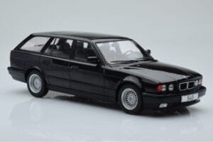 BMW 540i E34 Touring Svart Metallic MCG 1:18 MCG18329 Metall — bild 4 av 6