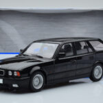 BMW 540i E34 Touring Svart Metallic MCG 1:18 - image 6 of 6
