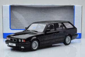 BMW 540i E34 Touring Svart Metallic MCG 1:18 MCG18329 Metall — bild 6 av 6