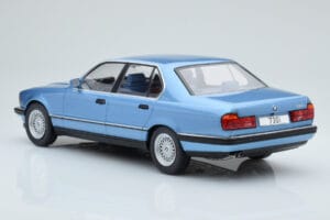BMW 7 Series E32 730i Blå MCG 1:18 MCG18160 Metall — bild 4 av 5