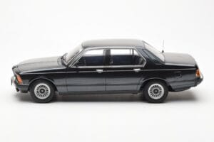 BMW 733i E23 Svart Metallic KK-Scale 1:18 KKDC180101 Metall — bild 3 av 6