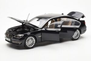 BMW 750Li F02 Facelift Carbon Svart Kyosho 1:18 08784BK Metall — bild 2 av 8