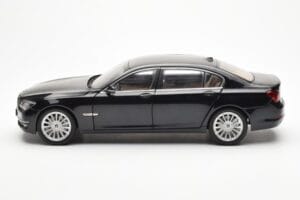 BMW 750Li F02 Facelift Carbon Svart Kyosho 1:18 08784BK Metall — bild 4 av 8