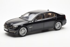 BMW 750Li F02 Facelift Carbon Svart Kyosho 1:18