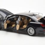 BMW 750Li F02 Facelift Carbon Svart Kyosho 1:18 - image 5 of 8