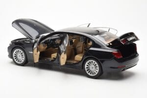 BMW 750Li F02 Facelift Carbon Svart Kyosho 1:18 08784BK Metall — bild 5 av 8