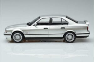 BMW Alpina B10 4.6 E34 Silver MCG 1:18 MCG18231 Metall — bild 3 av 5