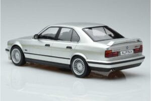 BMW Alpina B10 4.6 E34 Silver MCG 1:18 MCG18231 Metall — bild 5 av 5