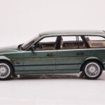 BMW Alpina B10 E34 Touring Mörkgrön MCG 1:18 - image 3 of 6