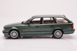 BMW Alpina B10 E34 Touring Mörkgrön MCG 1:18 MCG18331 Metall — bild 3 av 6