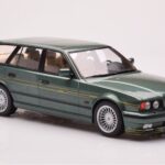 BMW Alpina B10 E34 Touring Mörkgrön MCG 1:18 - image 4 of 6
