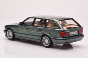 BMW Alpina B10 E34 Touring Mörkgrön MCG 1:18 MCG18331 Metall — bild 5 av 6