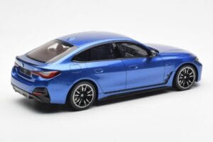 BMW i4 M50 G26 Blå Otto 1:18 OT453 Resin — bild 2 av 6