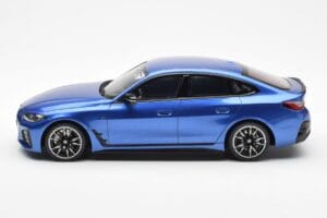 BMW i4 M50 G26 Blå Otto 1:18 OT453 Resin — bild 3 av 6