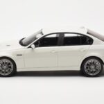 BMW M3 E90 Sedan Vit GT Spirit 1:18 - image 3 of 6