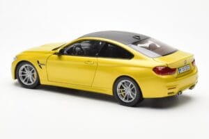 BMW M4 F82 Austin Gul Metallic Paragon 1:18 80432339606 Metall — bild 7 av 8