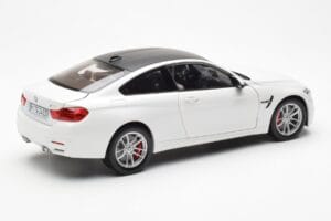 BMW M4 F82 Frozen Brilliant Vit Paragon 1:18 PA-97101 Metall — bild 3 av 8