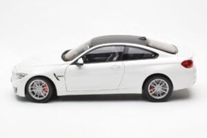 BMW M4 F82 Frozen Brilliant Vit Paragon 1:18 PA-97101 Metall — bild 4 av 8