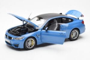BMW M4 F82 Yas Marina Blå Paragon 1:18 PA-97102 Metall — bild 2 av 8