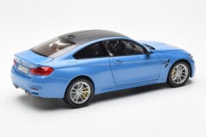 BMW M4 F82 Yas Marina Blå Paragon 1:18 PA-97102 Metall — bild 3 av 8
