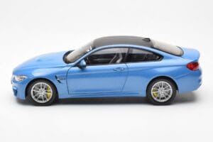BMW M4 F82 Yas Marina Blå Paragon 1:18 PA-97102 Metall — bild 4 av 8