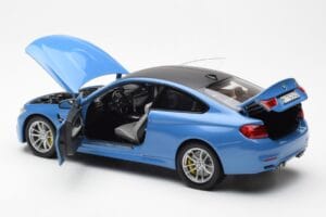 BMW M4 F82 Yas Marina Blå Paragon 1:18 PA-97102 Metall — bild 5 av 8