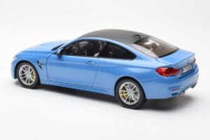 BMW M4 F82 Yas Marina Blå Paragon 1:18 PA-97102 Metall — bild 7 av 8