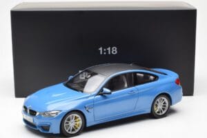 BMW M4 F82 Yas Marina Blå Paragon 1:18 PA-97102 Metall — bild 8 av 8