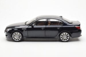 BMW M5 E60 Carbon Svart Kyosho 1:18 08593BK Metall — bild 4 av 8
