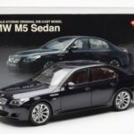BMW M5 E60 Carbon Svart Kyosho 1:18 - image 8 of 8