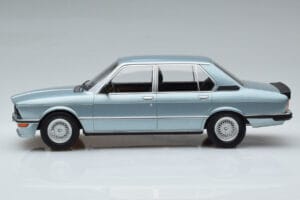 BMW M535i E12 Blå Norev 1:18 183269 Metall — bild 3 av 6