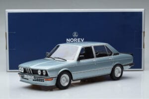 BMW M535i E12 Blå Norev 1:18 183269 Metall — bild 6 av 6