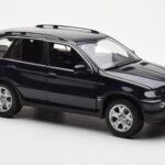 BMW X5 4.4i E53 Mörk Blå Kyosho 1:18 - image 6 of 8