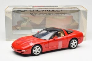 Chevrolet Corvette C5 Hardtop Röd UT Models 1:18 21041 Metall — bild 6 av 6