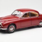 Daimler 250 V8 Röd Paragon 1:18 PA-98312