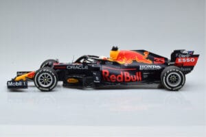 Red Bull Racing RB16B #33 M. Verstappen Abu Dhabi GP F1 World Champion 2021 Minichamps 1:18 110212333 Metall — bild 3 av 6