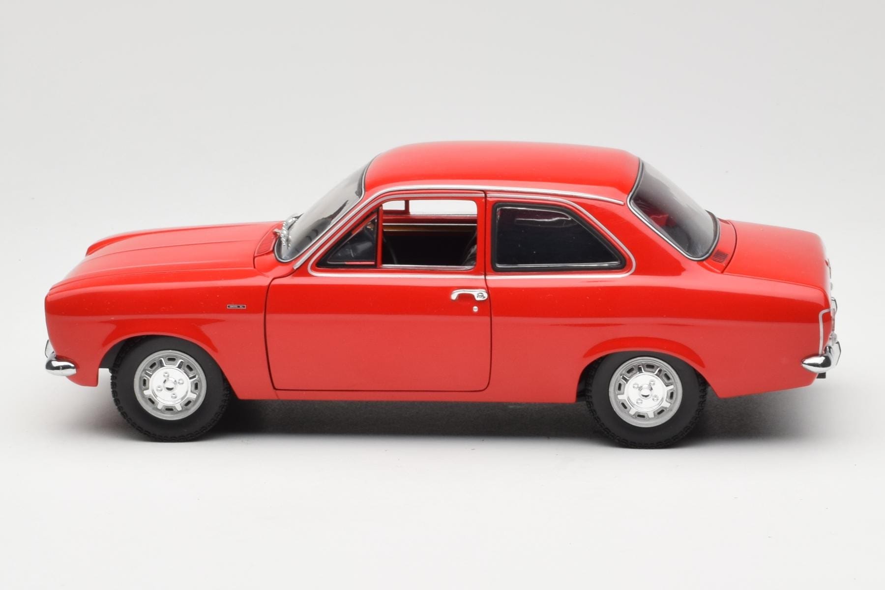 Ford Escort Mk1 RHD Röd Minichamps 1:18 150081070 Metall — bild 4 av 8