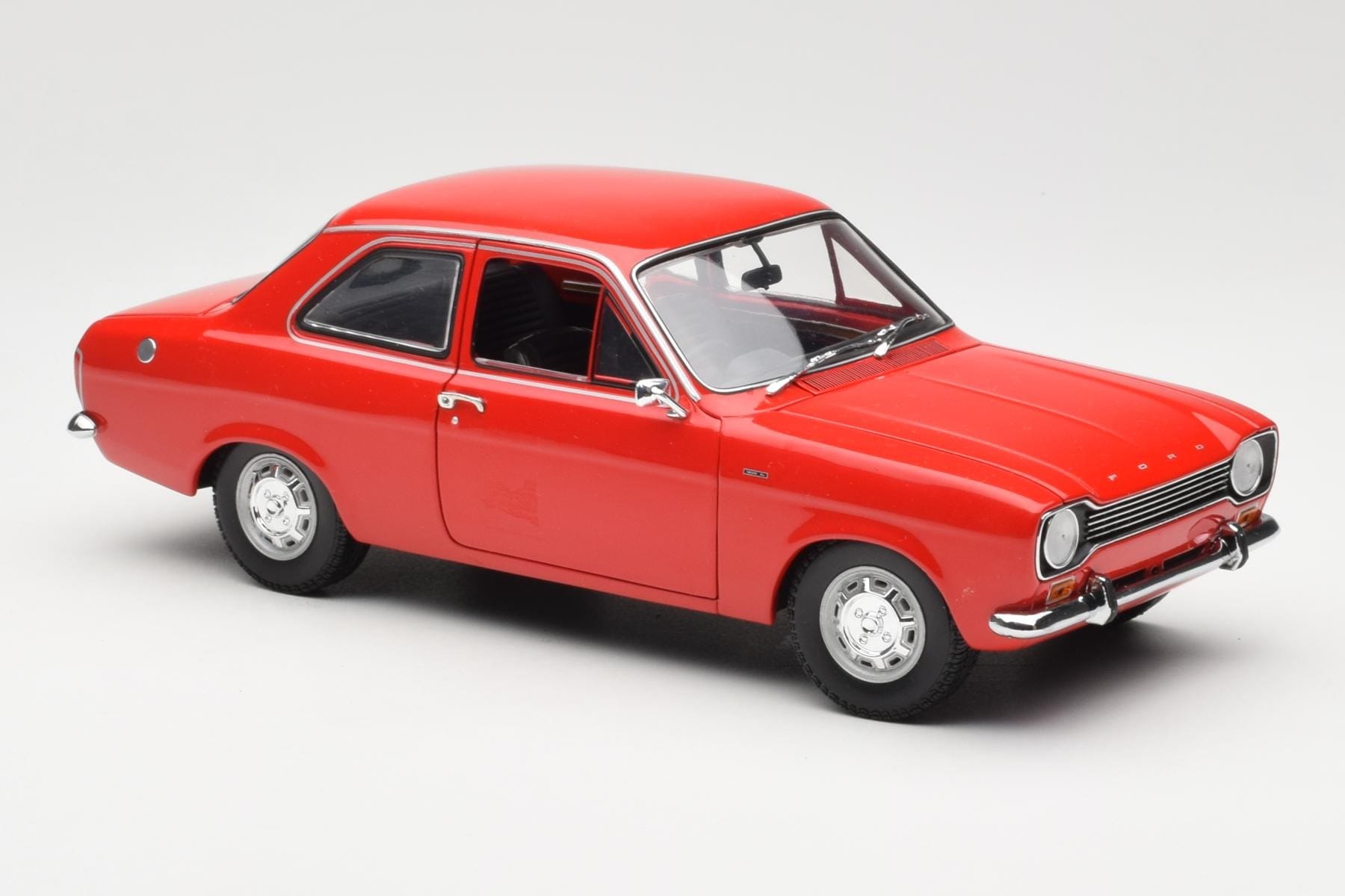 Ford Escort Mk1 RHD Röd Minichamps 1:18 150081070 Metall — bild 6 av 8