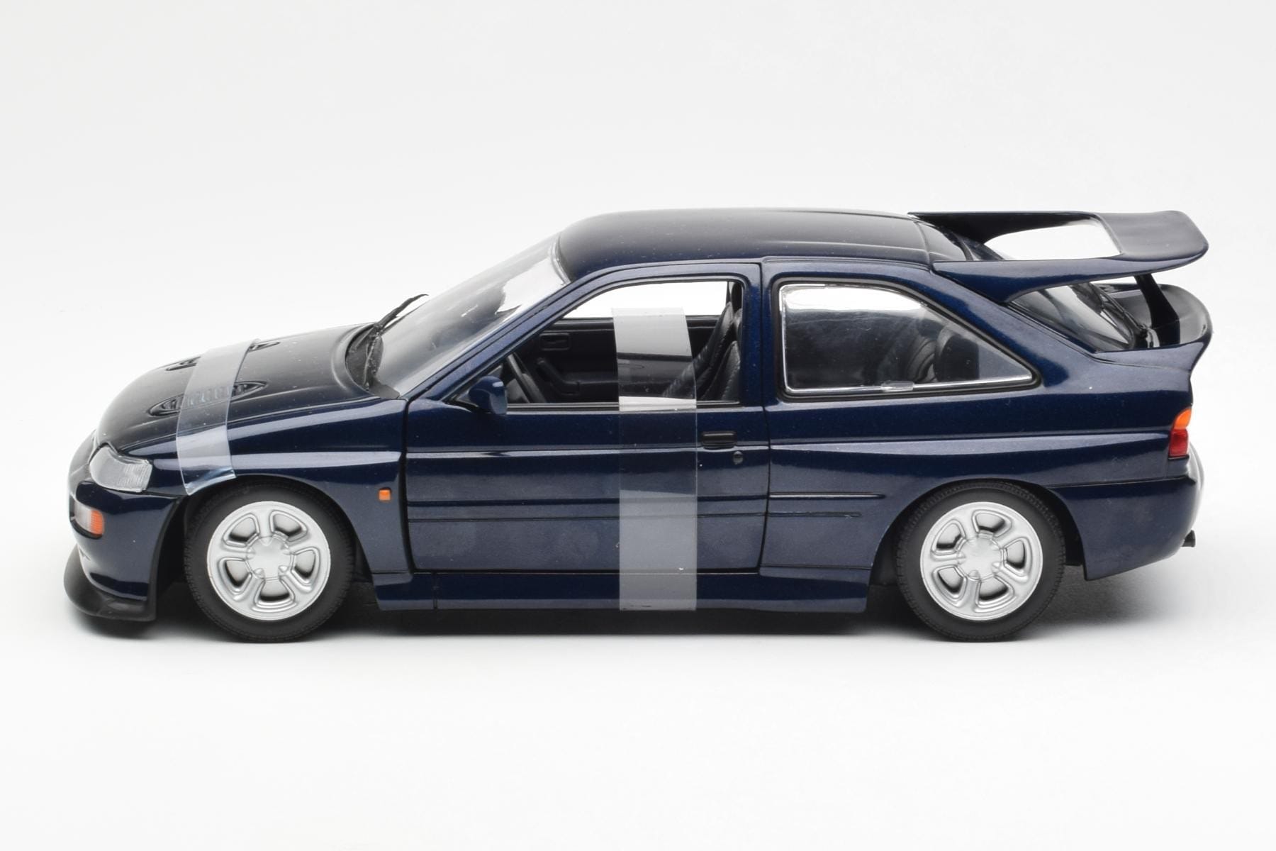 Ford Escort RS Cosworth Blå Metallic UT Models 1:18 180082101-R1 Metall — bild 3 av 6