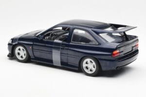 Ford Escort RS Cosworth Blå Metallic UT Models 1:18 180082101-R1 Metall — bild 4 av 6