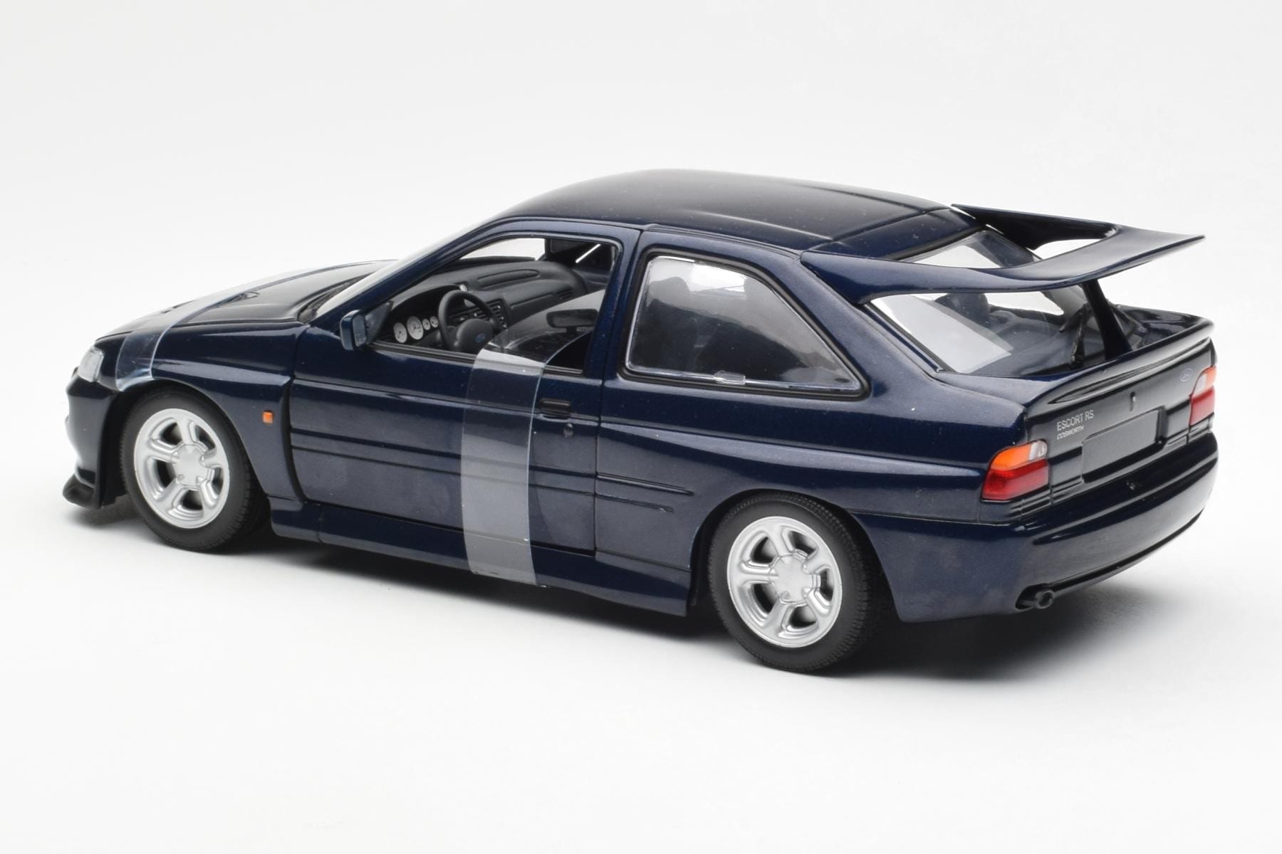 Ford Escort RS Cosworth Blå Metallic UT Models 1:18 180082101-R1 Metall — bild 4 av 6