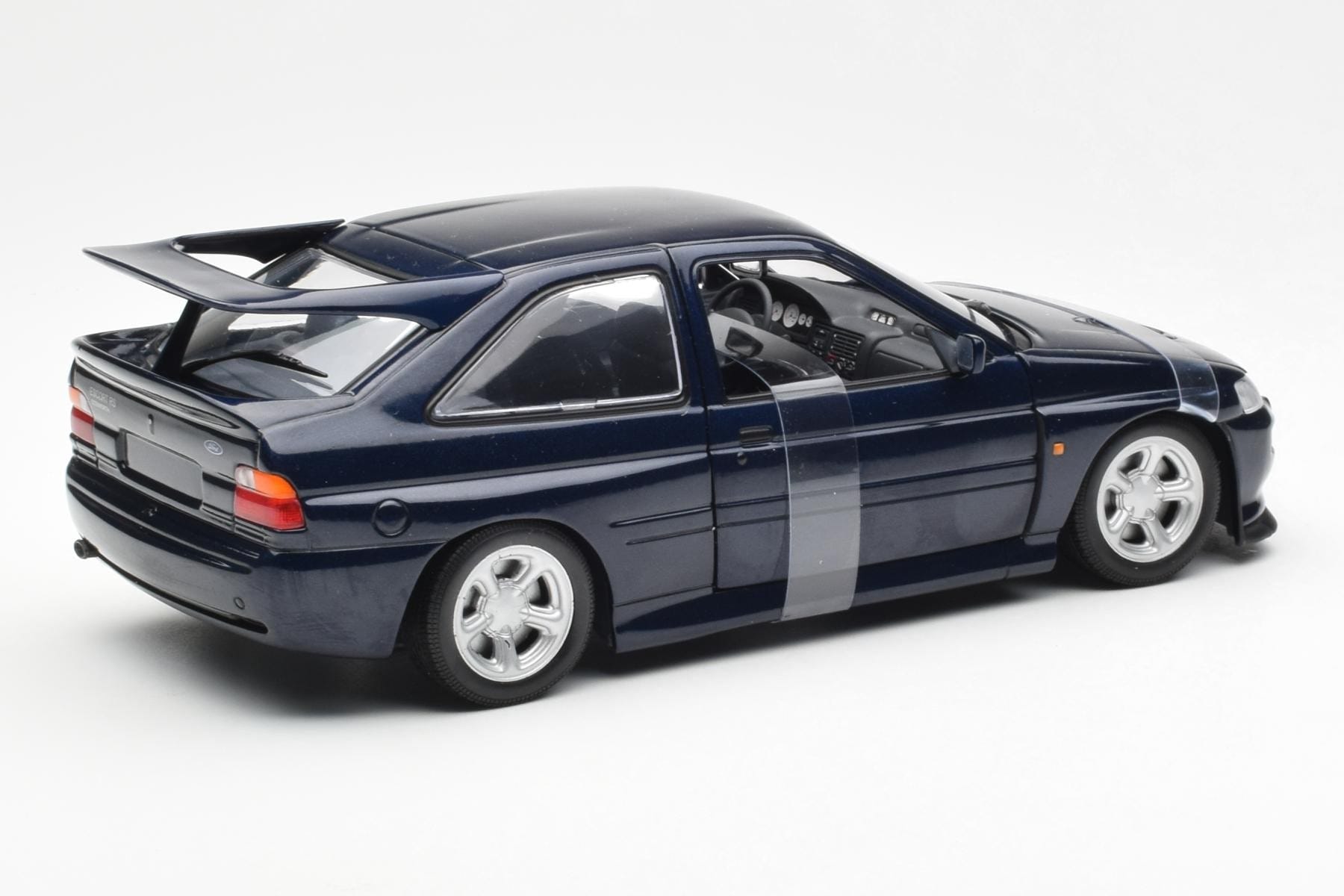 Ford Escort RS Cosworth Blå Metallic UT Models 1:18 180082101-R1 Metall — bild 5 av 6