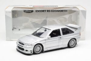 Ford Escort RS Cosworth Gatuversion Silver UT Models 1:18 22706 Metall — bild 2 av 6