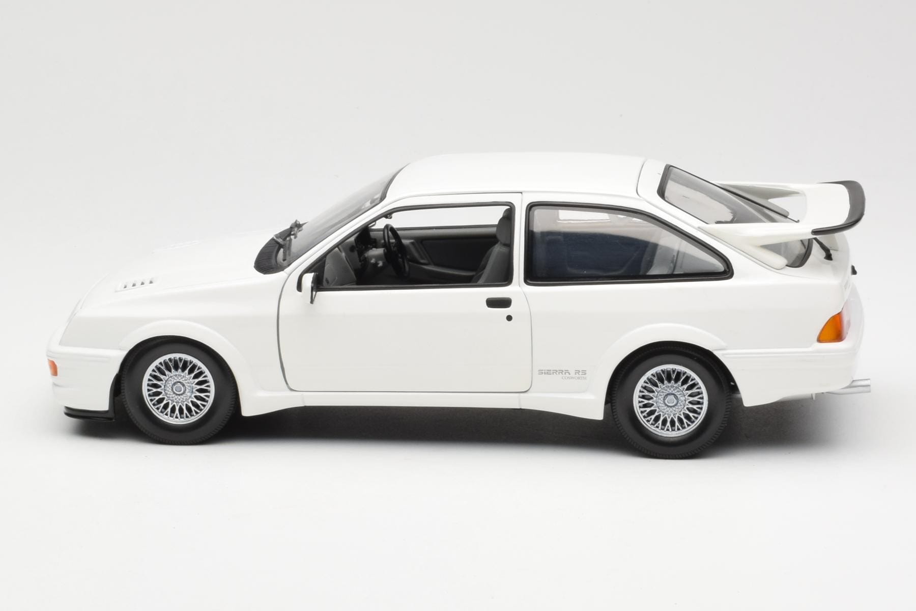 Ford Sierra RS RHD Vit Minichamps 1:18 150084070 Metall — bild 4 av 8