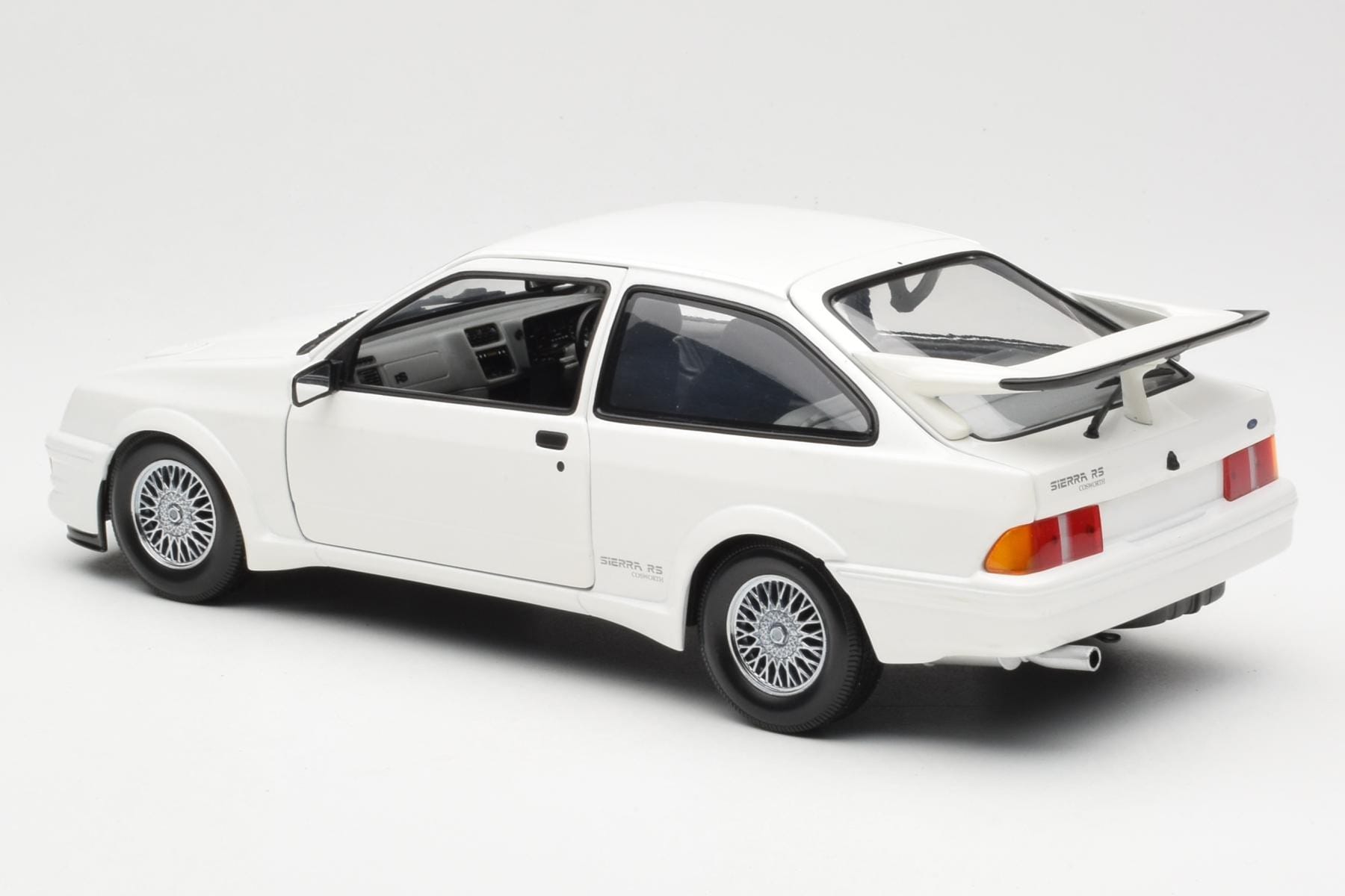 Ford Sierra RS RHD Vit Minichamps 1:18 150084070 Metall — bild 7 av 8