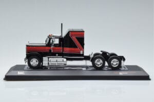 GMC General Röd Svart IXO 1:43 TR102 Metall — bild 3 av 6
