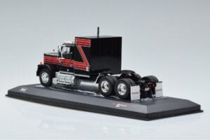GMC General Röd Svart IXO 1:43 TR102 Metall — bild 5 av 6