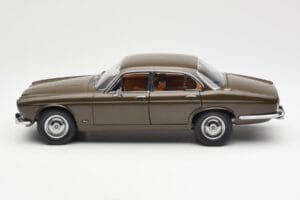 Jaguar XJ6 Series 1 4.2 Sable Brun Paragon 1:18 2011004 Metall — bild 4 av 8